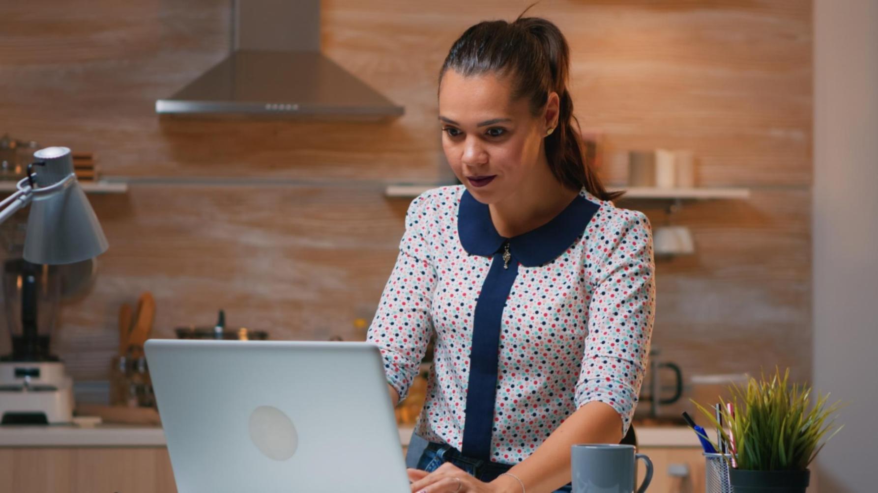 Environnement de travail collaboratif avec documents financiers et outils d'analyse